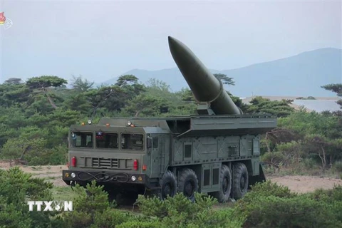 Tên lửa tầm ngắn của Triều Tiên trên bệ phóng di động tại bán đảo Hodo, gần thị trấn ven biển Wonsan ngày 25/7/2019. (Nguồn: Yonhap/TTXVN) 