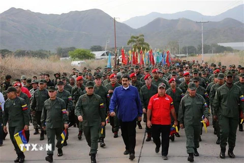 Tổng thống Venezuela (giữa) và Bộ trưởng Quốc phòng Vladimir Padrino (thứ 3, trái) cùng Lực lượng Vũ trang Quốc gia Bolivar tham gia cuộc diễu binh ở Aragua ngày 17/5/2019. (Nguồn: AFP/TTXVN) 
