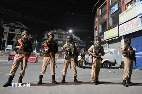 Binh sỹ bán quân sự Ấn Độ gác tại thủ phủ Srinagar, khu vực Kashmir do Ấn Độ kiểm soát ngày 4/8/2019. (Nguồn: AFP/TTXVN) 