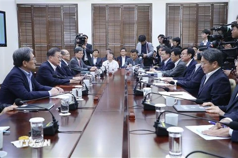 Tổng thống Hàn Quốc Moon Jae-in (thứ 3, trái) chủ trì cuộc họp ở Seoul ngày 5/8/2019. (Nguồn: Yonhap/TTXVN) 