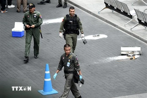 Cảnh sát điều tra tại hiện trường vụ nổ ở Bangkok, Thái Lan, ngày 2/8. (Nguồn: AFP/TTXVN) 