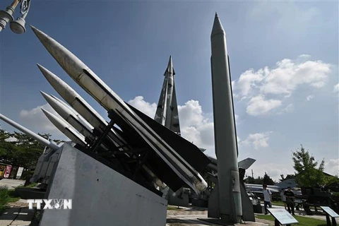 Mô hình tên lửa Scud-B của Triều Tiên (phải) được trưng bày tại Đài tưởng niệm chiến tranh Triều Tiên ở Seoul (Hàn Quốc) ngày 2/8/2019. (Nguồn: AFP/TTXVN) 