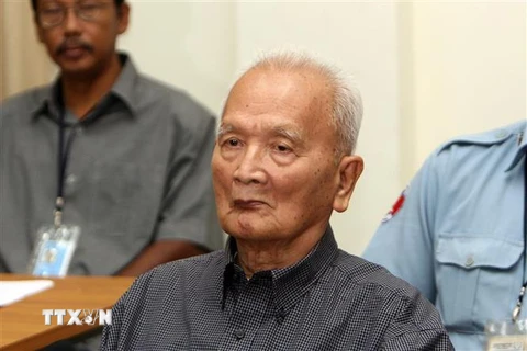 Cựu thủ lĩnh Khmer Đỏ Nuon Chea (giữa) tại phiên tòa xét xử tội ác Khmer Đỏ tại Phnom Penh, Campuchia, ngày 4/2/2008. (Nguồn: AFP/TTXVN) 