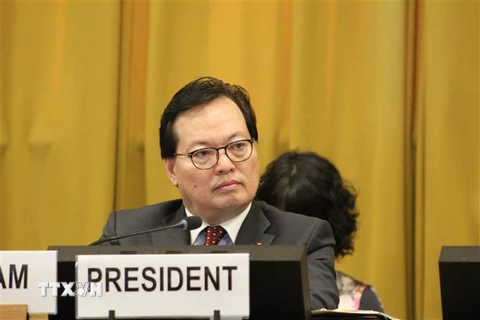 Đại sứ Dương Chí Dũng, Trưởng Phái đoàn Việt Nam tại Geneva, chủ trì các phiên họp toàn thể trong khuôn khổ nhiệm kỳ Chủ tịch Hội nghị Giải trừ quân bị (CD) năm 2019 của Việt Nam. (Ảnh: Hoàng Hoa/TTXVN) 