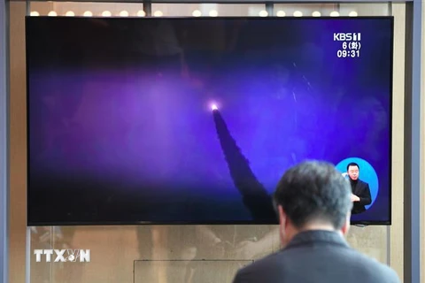 Người dân theo dõi qua màn hình vô tuyến tại một nhà ga ở Seoul (Hàn Quốc) hình ảnh tên lửa được Triều Tiên phóng thử, ngày 6/8/2019. (Nguồn: AFP/TTXVN) 