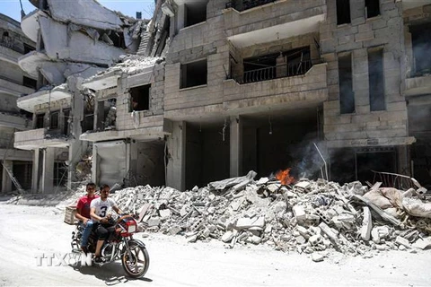Cảnh đổ nát sau một cuộc không kích tại khu vực Jisr al-Shughur, tỉnh Idlib, Syria, ngày 10/7/2019. (Nguồn: AFP/TTXVN) 