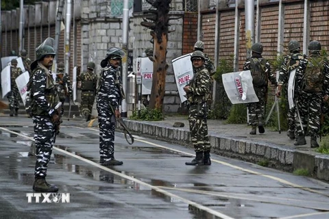 Lực lượng an ninh Ấn Độ tuần tra trong thời gian áp đặt lệnh giới nghiêm tại Srinagar ngày 10/8/2019. (Nguồn: AFP/TTXVN) 