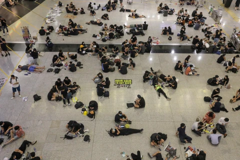 Người biểu tình phong tỏa lối vào sân bay quốc tế Hong Kong tối 13/8. (Nguồn: AFP/TTXVN)