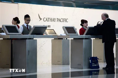 Quầy làm thủ tục của hãng hàng không Cathay Pacific tại sân bay quốc tế Hong Kong, Trung Quốc. (Nguồn: AFP/TTXVN) 