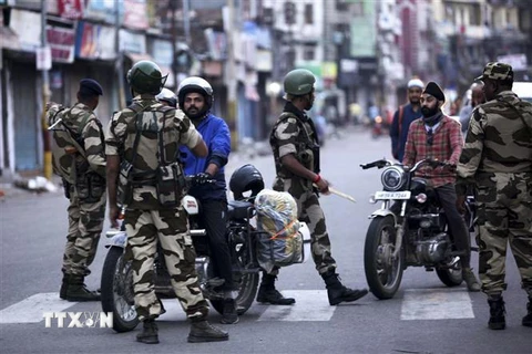 Binh sỹ Ấn Độ siết chặt an ninh tại thủ phủ mùa đông Jammu thuộc bang Jammu-Kashmir thuộc quyền kiểm soát của nước này, ngày 5/8/2019. (Nguồn: AFP/TTXVN) 