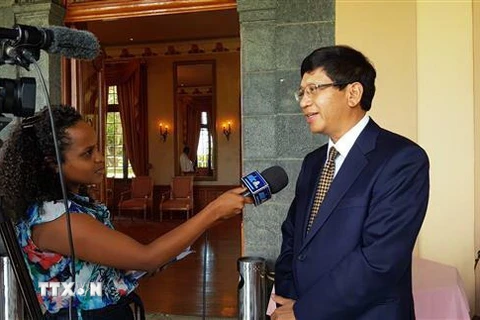 Đại sứ Lê Huy Hoàng trả lời phỏng vấn. (Ảnh: Lê Đình Lượng/TTXVN) 