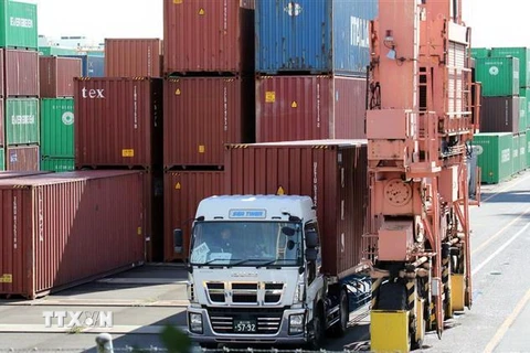 Hàng hóa được xếp tại cảng ở Tokyo, Nhật Bản. (Nguồn: AFP/TTXVN) 