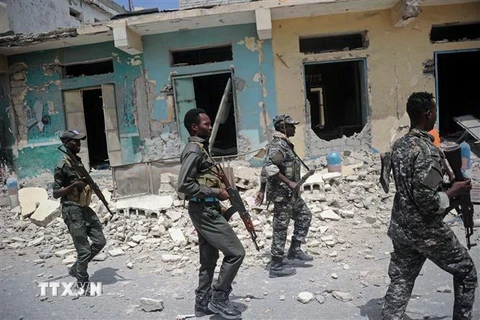 Lực lượng an ninh Somalia điều tra tại hiện trường một vụ đánh bom do phiến quân al-Shabaab tiến hành tại Mogadishu, ngày 14/7. (Nguồn: AFP/TTXVN) 