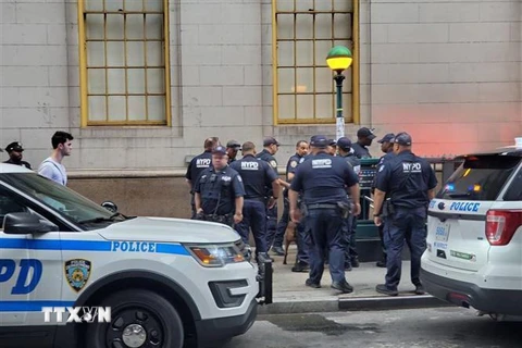 Cảnh sát được triển khai tới ga tàu điện ngầm trên phố Fulton, New York, Mỹ, nơi phát hiện gói đồ khả nghi, ngày 16/8/2019. (Nguồn: CNBC/TTXVN) 