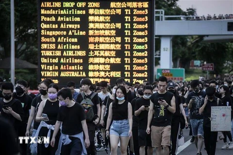 Người biểu tình trên tuyến đường cao tốc gần sân bay quốc tế ở Đặc khu hành chính Hong Kong (Trung Quốc) ngày 12/8/2019. (Nguồn: THX/TTXVN) 