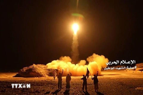 Một vụ tấn công bằng tên lửa của phiến quân Houthi tại Yemen nhằm vào lãnh thổ Saudi Arabia. (Nguồn: Reuters/TTXVN) 