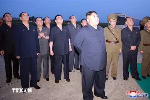 Nhà lãnh đạo Triều Tiên Kim Jong-un thị sát một vụ phóng thử tên lửa chiến thuật kiểu mới tại một địa điểm ở nước này, ngày 6/8/2019. (Nguồn: Yonhap/TTXVN) 