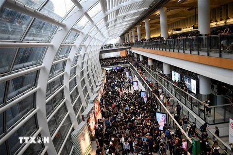 Người biểu tình tập trung tại sân bay quốc tế Hong Kong, Trung Quốc, ngày 12/8/2019. (Nguồn: AFP/TTXVN) 