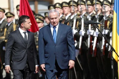 Tổng thống Ukraine Volodymyr Zelensky trong lễ chào mừng Thủ tướng Benjamin Netanyahu tới Kiev. (Nguồn: Reuters) 