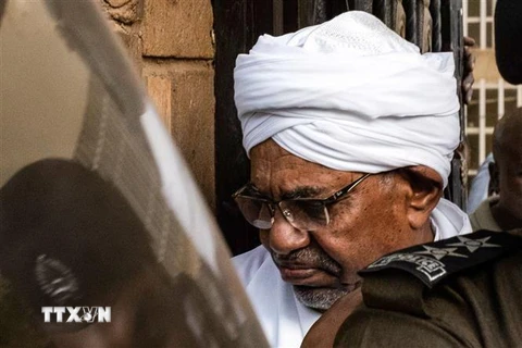 Lực lượng an ninh áp giải cựu Tổng thống Sudan Omar al-Bashir từ nhà tù Kober tới văn phòng công tố ở phía Bắc thủ đô Khartoum ngày 16/6/2019. (Nguồn: AFP/TTXVN) 