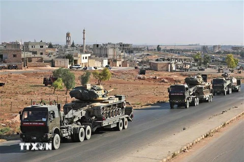 Đoàn xe quân sự của Thổ Nhĩ Kỳ tiến về thị trấn Khan Sheikhoun, tỉnh Idlib, Syria ngày 19/8/2019. (Nguồn: AFP/TTXVN) 