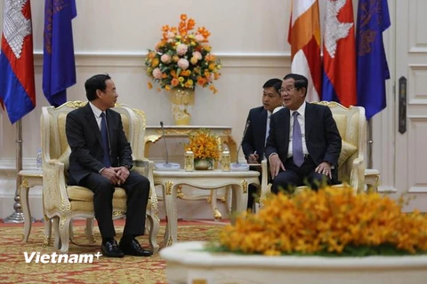 Chủ tịch Đảng Nhân dân Campuchia, Thủ tướng Chính phủ Vương quốc Campuchia Samdech Hun Sen (phải) tiếp ông Nguyễn Văn Nên, Bí thư Trung ương Đảng, Chánh văn phòng Trung ương Đảng nhân chuyến thăm và làm việc tại Campuchia. (Ảnh: Trần Long/Vietnam+) 