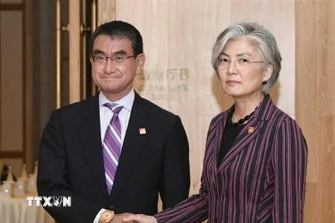 Ngoại trưởng Hàn Quốc Kang Kyung-wha (phải) và Ngoại trưởng Nhật Bản Taro Kono (trái) tại cuộc gặp ở Bắc Kinh, Trung Quốc, ngày 21/8. (Nguồn: KYODO/TTXVN) 