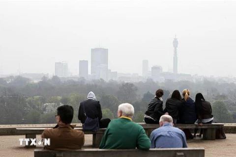 Khói mù ô nhiễm bao phủ bầu trời London, Anh. (Nguồn: AFP/TTXVN) 