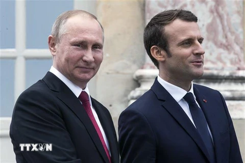 Tổng thống Nga Vladimir Putin (trái) và Tổng thống Pháp Emmanuel Macron. (Nguồn: AFP/TTXVN) 