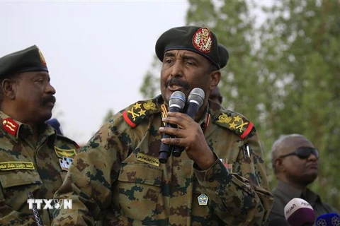 Tướng Abdel Fattah al-Burhan (giữa) phát biểu tại một sự kiện ở thành phố Omdurman ngày 29/6/2019. (Nguồn: AFP/TTXVN) 