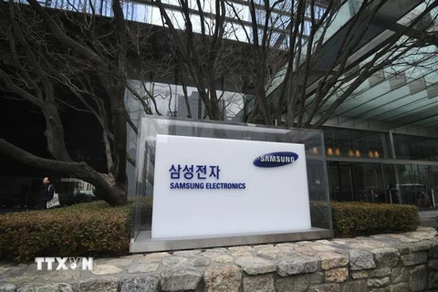Biểu tượng của nhà sản xuất chip Hàn Quốc Samsung Electronics tại trụ sở của Tập đoàn Samsung ở Seoul, ngày 31/1/2019. (Nguồn: AFP/TTXVN) 