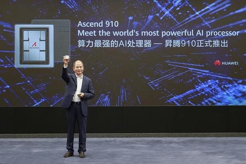 Ông Eric Xu, Chủ tịch Luân phiên của Huawei, công bố dòng chip xử lý AI Ascend 910 mới tại Thâm Quyến. (Nguồn: Huawei) 