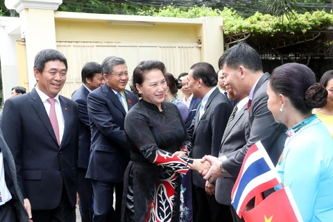 Chủ tịch Quốc hội Nguyễn Thị Kim Ngân với cán bộ nhân viên Đại sứ quán và bà con Việt kiều. (Ảnh: Trọng Đức/TTXVN) 