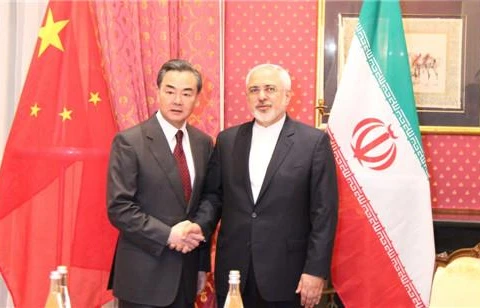 Ngoại trưởng Trung Quốc Vương Nghị và Ngoại trưởng Iran Mohammad Javad Zarif. (Nguồn: fmprc.gov.cn) 