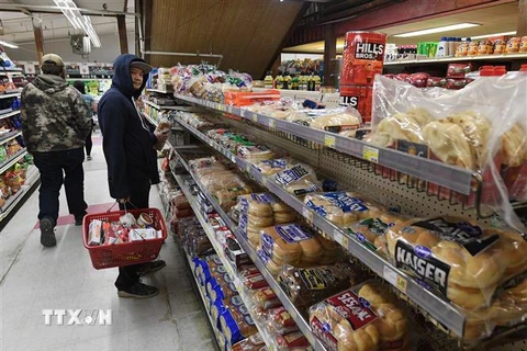 Người dân lựa chọn hàng tại một siêu thị ở Yukon Delta, Alaska (Mỹ) ngày 17/4/2019. (Nguồn: AFP/TTXVN) 