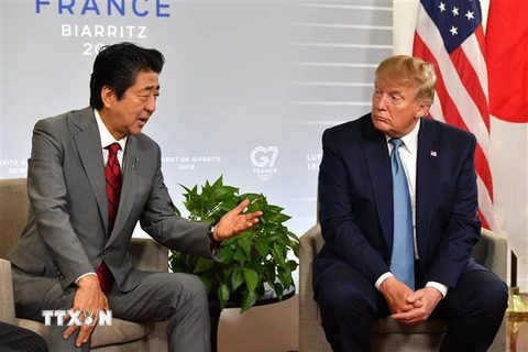 Tổng thống Mỹ Donald Trump (phải) và Thủ tướng Nhật Bản Shinzo Abe trong cuộc gặp bên lề Hội nghị thượng đỉnh G7 tại Biarritz, Pháp, ngày 25/8/2019. (Nguồn: AFP/TTXVN) 