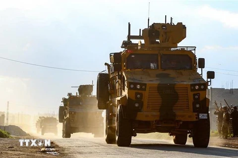 Đoàn xe quân sự Thổ Nhĩ Kỳ trên đường tới khu phi quân sự ở thị trấn Khan Sheikhun, tỉnh Idlib, miền Tây Bắc Syria ngày 17/3/2019. (Nguồn: AFP/TTXVN) 