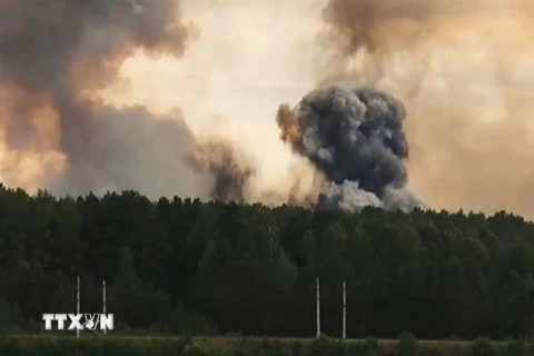 Khói bốc lên từ hiện trường vụ nổ động cơ tên lửa thử nghiệm tại thao trường quân sự thành phố Severodvinsk, tỉnh Arkhangelsk, Nga ngày 8/8/2019. (Nguồn: Crime Russia/TTXVN) 
