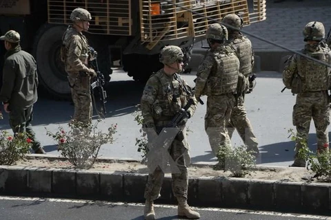 Binh sỹ Mỹ điều tra tại hiện trường một vụ đánh bom ở Kabul, Afghanistan. (Nguồn: AFP/TTXVN) 