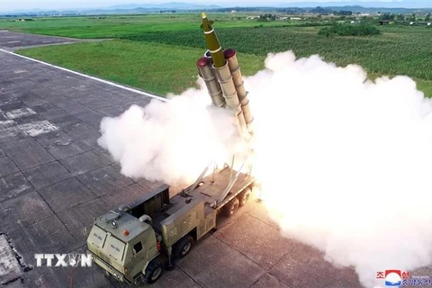 Vụ phóng thử hệ thống rocket đa nòng cỡ siêu lớn mới của Triều Tiên tại một địa điểm bí mật ngày 24/8/2019. (Nguồn: AFP/TTXVN) 