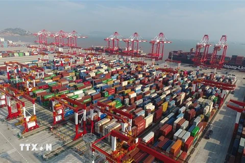 Hàng hóa được xếp tại cảng ở Thượng Hải, Trung Quốc, ngày 25/7/2019. (Nguồn: THX/TTXVN) 
