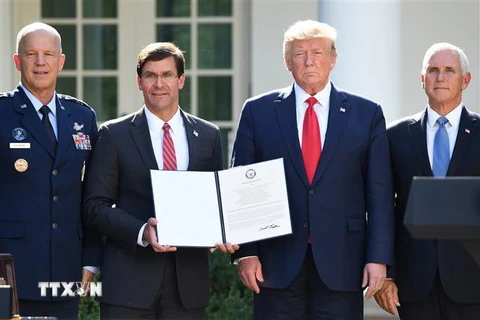 Tướng không quân Mỹ John Raymond, Bộ trưởng Quốc phòng Mark Esper, Tổng thống Donald Trump và Phó Tổng thống Mike Pence tại lễ ra mắt Bộ Chỉ huy không gian SpaceCom ở Washington DC., ngày 29/8/2019. (Nguồn: AFP/TTXVN) 