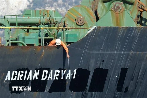 Tàu chở dầu Adrian Darya của Iran ở ngoài khơi vùng lãnh thổ Gibraltar thuộc Anh ngày 18/8/2019. (Nguồn: AFP/TTXVN) 