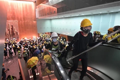 Người biểu tình tràn vào trụ sở cơ quan lập pháp Hong Kong ngày 1/7. (Ảnh AFP/TTXVN) 