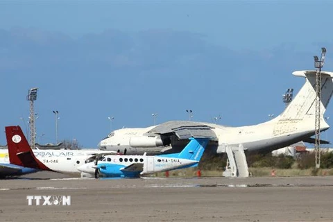 Máy bay đỗ tại sân bay quốc tế Mitiga, Libya. (Nguồn: AFP/TTXVN) 