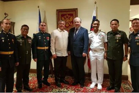 (Bắt đầu từ thứ ba từ trái sang) Đại tá Dmitry Nikitin, Thứ trưởng Quốc phòng Philippines Raymundo DV Elefante, và Đại sứ Nga tại Philippines Igor Khovaev. (Nguồn: pna.gov.ph) 