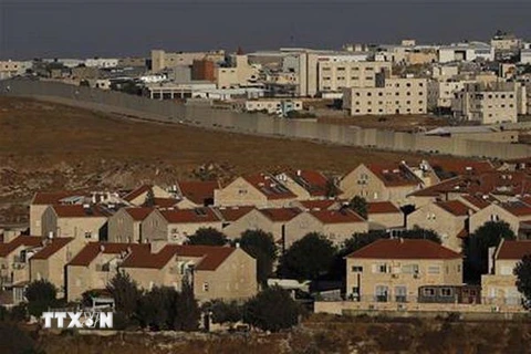 Khu định cư của Israel Pisgat Zeev (phía trước bức tường) tại Đông Jerusalem ngày 6/8/2019. (Nguồn: AFP/TTXVN) 