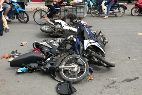 Xe ôtô tông hàng loạt xe máy ở TP Hồ Chí Minh, 4 người bị thương
