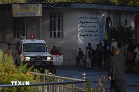 Xe cứu thương tại hiện trường một vụ đánh bom xe ở Kabul. (Nguồn: AFP/TTXVN) 