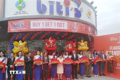 Quang cảnh lễ cắt băng khánh thành khai trương Chi nhánh của công ty Biti's tại thủ đô Phnom Penh. (Ảnh: Phóng viên TTXVN tại Campuchia) 